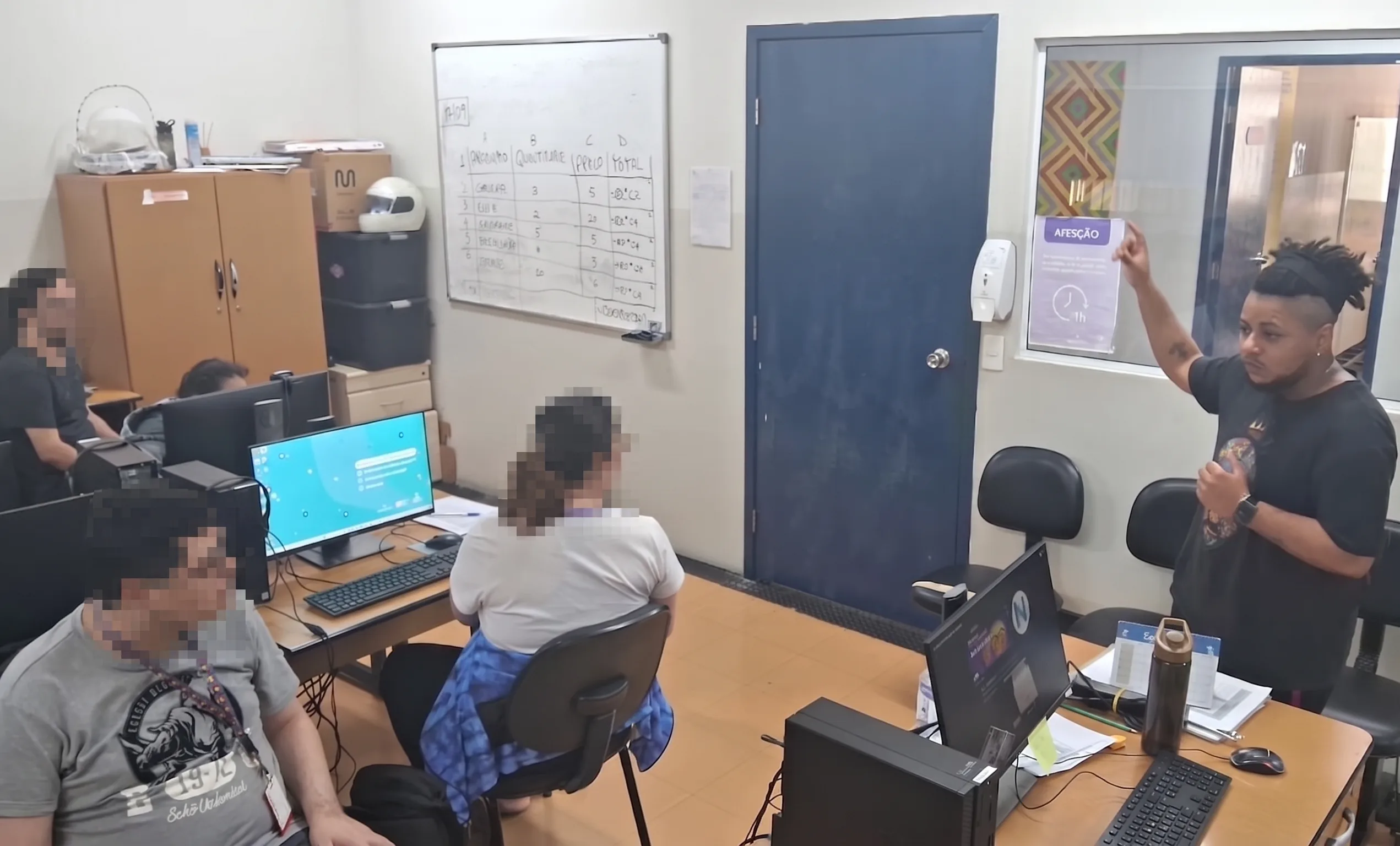 Kefilwe ensinando tecnologia presencialmente